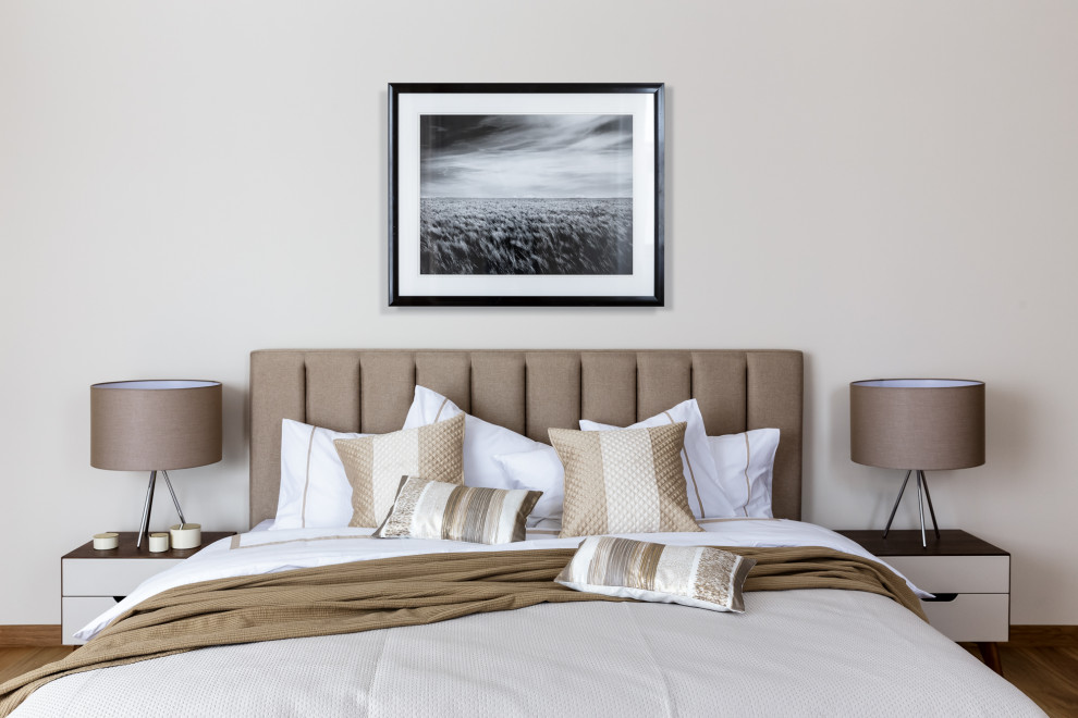 Свежая идея для дизайна: хозяйская спальня в современном стиле с коричневым полом - отличное фото интерьера