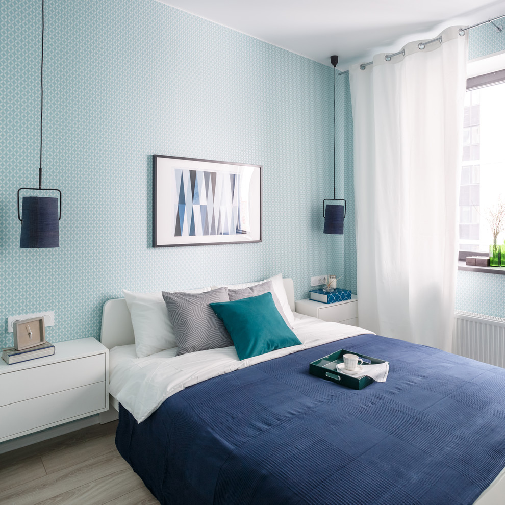 На фото: хозяйская спальня в современном стиле с светлым паркетным полом, синими стенами и бежевым полом без камина с