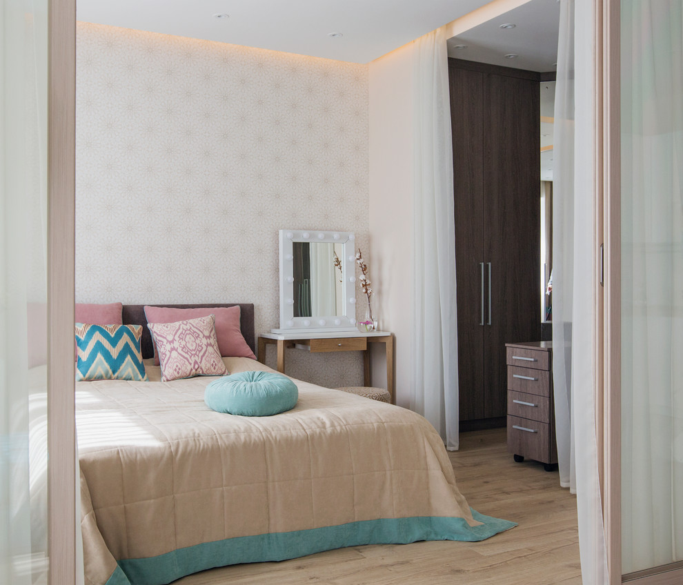 Свежая идея для дизайна: хозяйская спальня в современном стиле с бежевыми стенами, полом из ламината и бежевым полом - отличное фото интерьера
