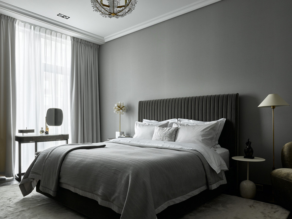 Пример оригинального дизайна: большая хозяйская спальня в современном стиле с серыми стенами