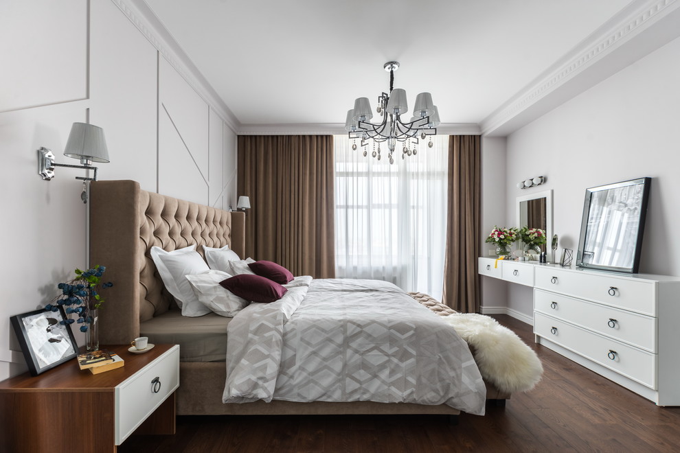 Idee per una camera da letto chic con pareti bianche, parquet scuro, pavimento marrone e TV