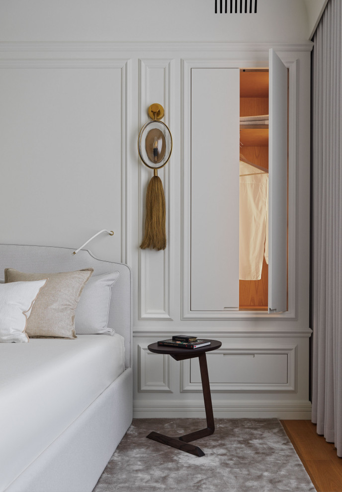 Imagen de dormitorio principal clásico renovado con paredes blancas y suelo marrón