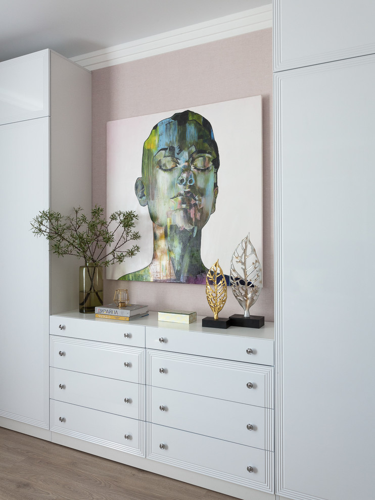 Идея дизайна: хозяйская спальня среднего размера в стиле неоклассика (современная классика) с розовыми стенами, полом из ламината и бежевым полом