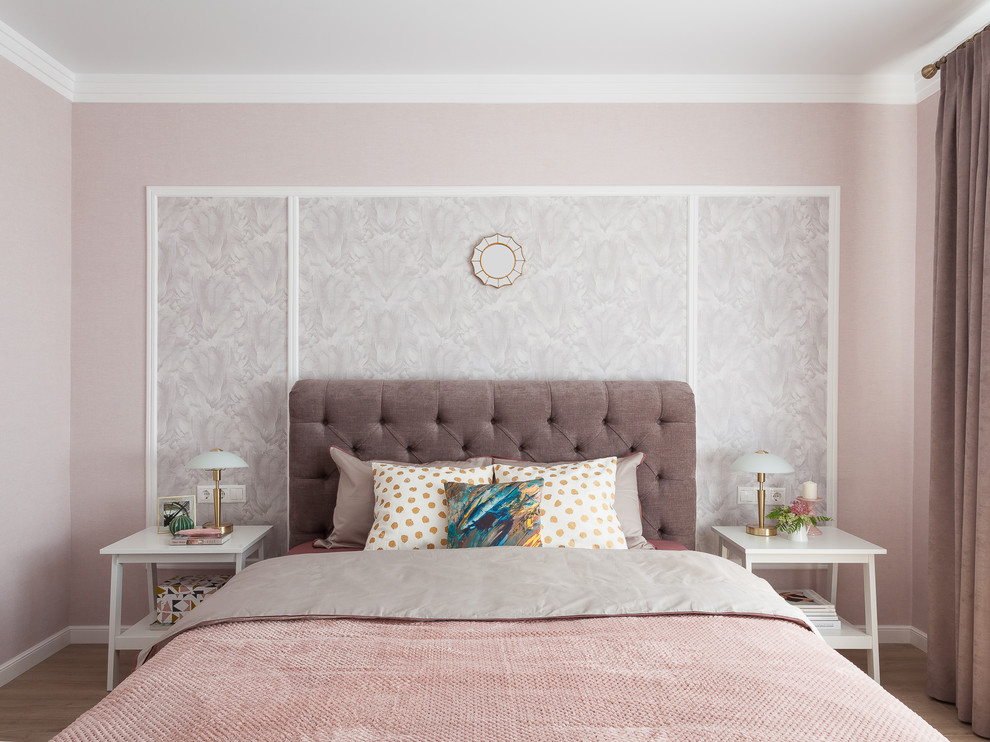 他の地域にある中くらいなトランジショナルスタイルのおしゃれな主寝室 (ピンクの壁、ラミネートの床、ベージュの床) のインテリア