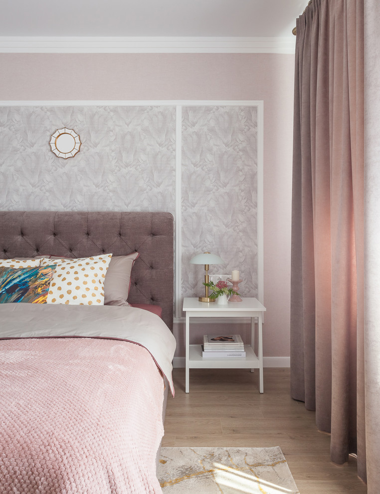 На фото: хозяйская спальня среднего размера в стиле неоклассика (современная классика) с розовыми стенами, полом из ламината и бежевым полом с