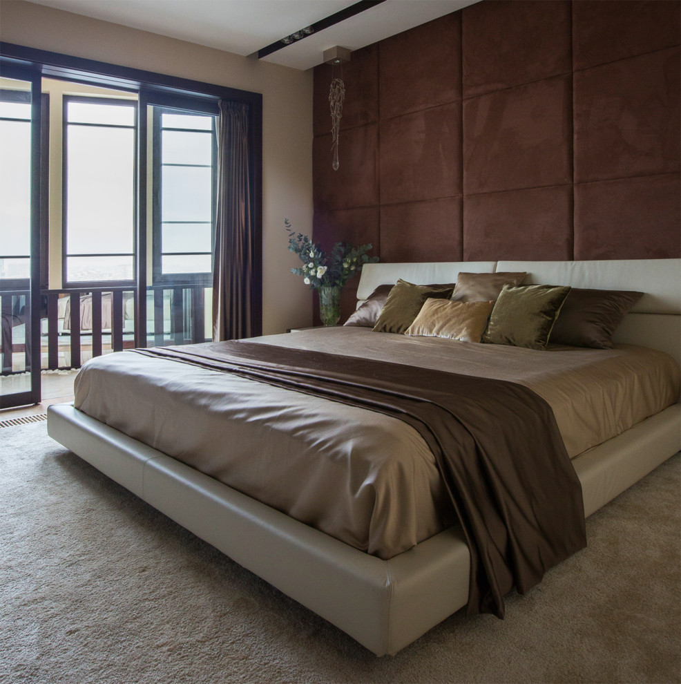 Идея дизайна: хозяйская спальня среднего размера в современном стиле с коричневыми стенами, бежевым полом и ковровым покрытием