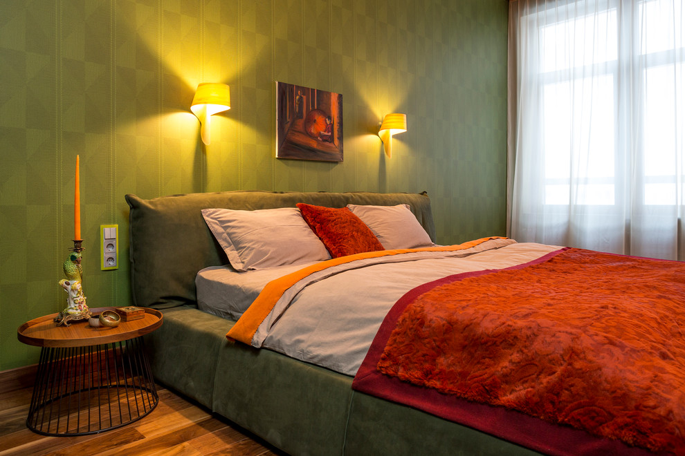 Идея дизайна: хозяйская спальня в современном стиле с зелеными стенами и паркетным полом среднего тона