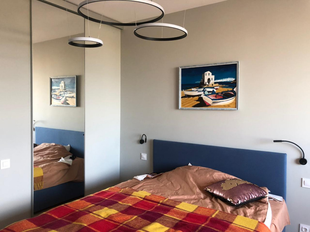 Свежая идея для дизайна: хозяйская спальня среднего размера в современном стиле с серыми стенами, светлым паркетным полом и бежевым полом без камина - отличное фото интерьера
