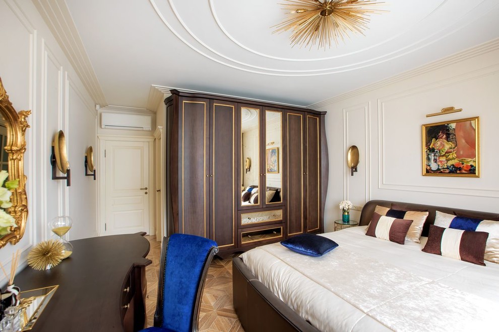 Modelo de dormitorio principal clásico renovado de tamaño medio con paredes beige, suelo de madera en tonos medios y suelo beige