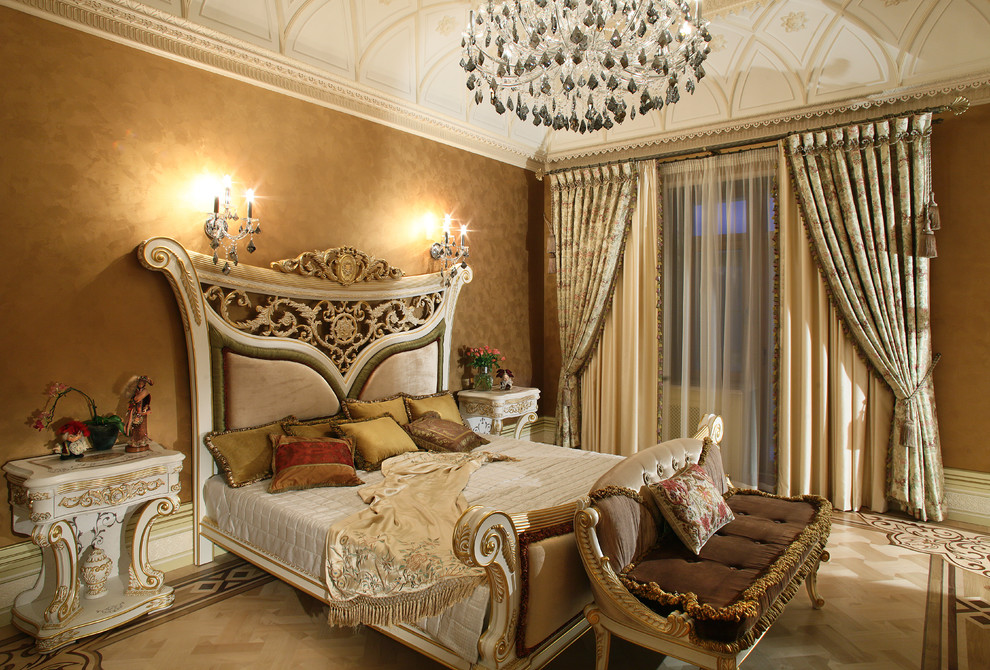 Klassisches Hauptschlafzimmer ohne Kamin mit brauner Wandfarbe in Moskau