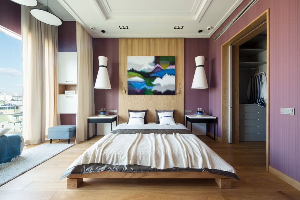 Свежая идея для дизайна: хозяйская спальня в современном стиле с фиолетовыми стенами, светлым паркетным полом и кроватью в нише - отличное фото интерьера