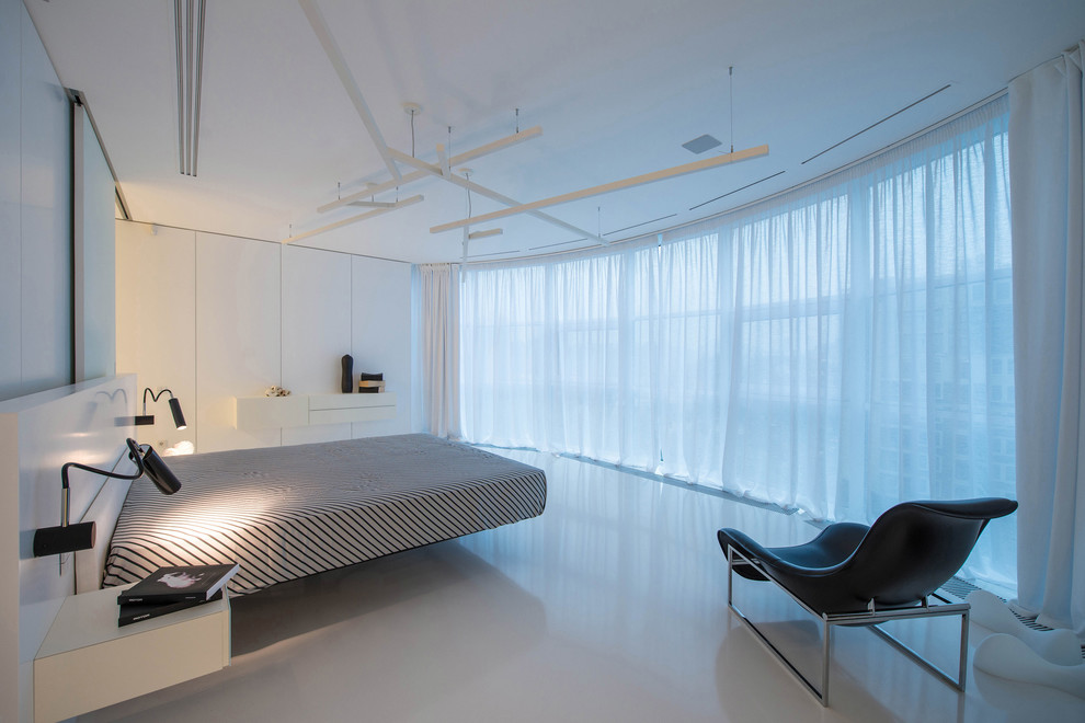 На фото: спальня в современном стиле с кроватью в нише с