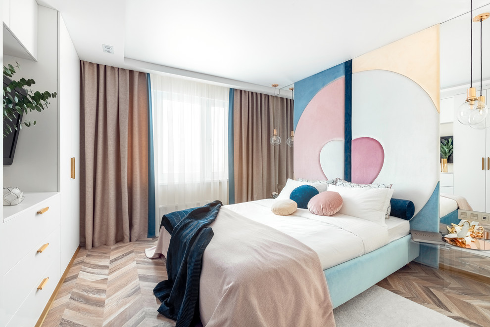 Foto de dormitorio principal contemporáneo de tamaño medio con paredes multicolor, suelo laminado y suelo marrón