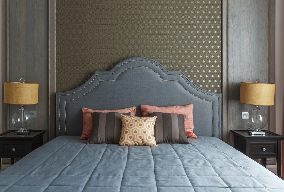Идея дизайна: спальня: освещение в стиле неоклассика (современная классика) с коричневыми стенами