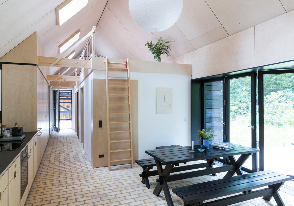 Idéer för en mellanstor skandinavisk matplats, med vita väggar, tegelgolv och beiget golv
