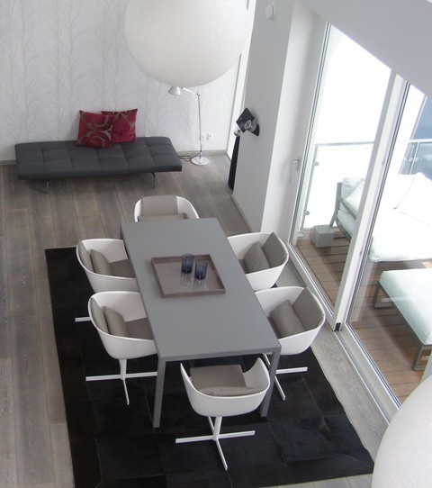 Immagine di una grande sala da pranzo aperta verso la cucina scandinava con pareti grigie