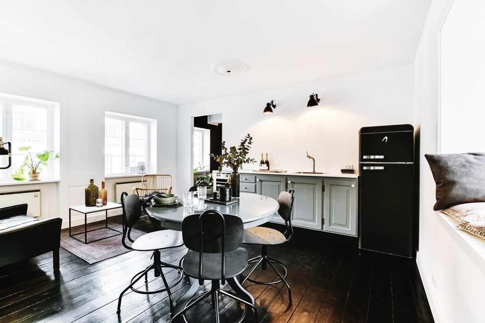 Foto di una sala da pranzo scandinava di medie dimensioni con parquet scuro e pavimento marrone