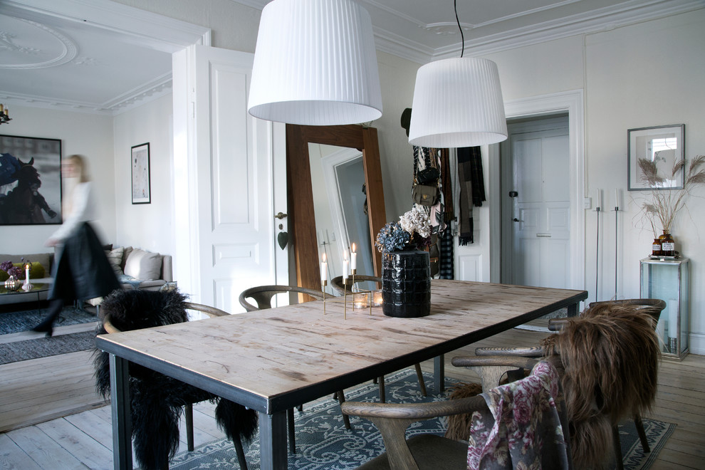 Свежая идея для дизайна: отдельная столовая среднего размера в скандинавском стиле с белыми стенами и светлым паркетным полом без камина - отличное фото интерьера