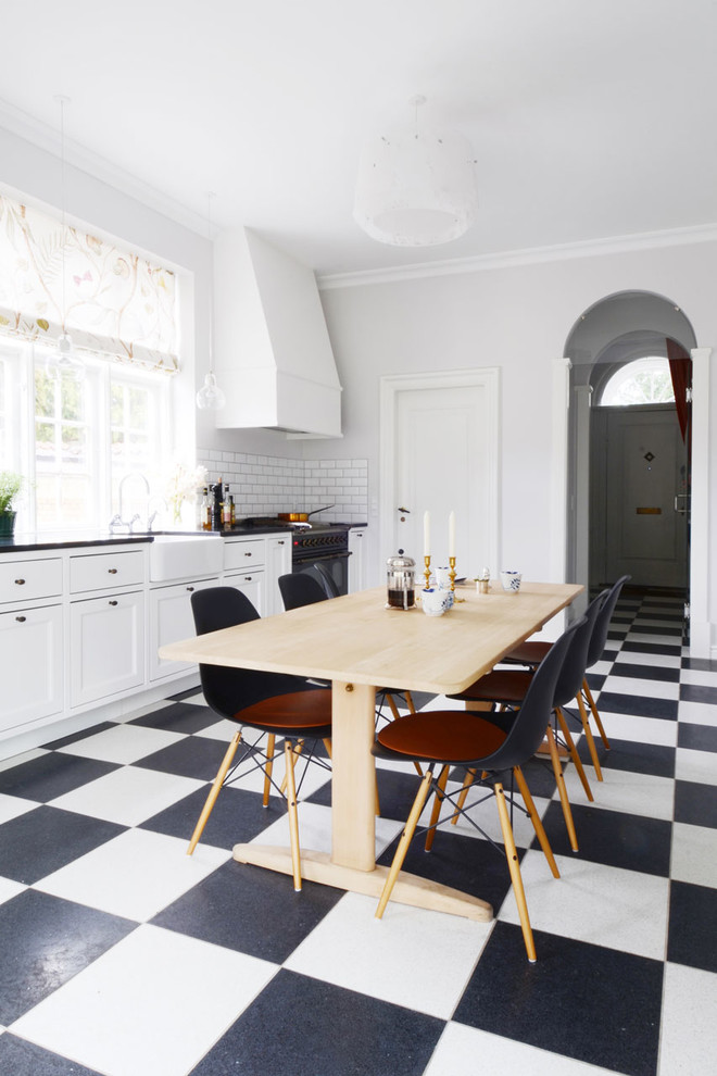 Große Klassische Wohnküche ohne Kamin mit weißer Wandfarbe, Laminat und buntem Boden in Odense