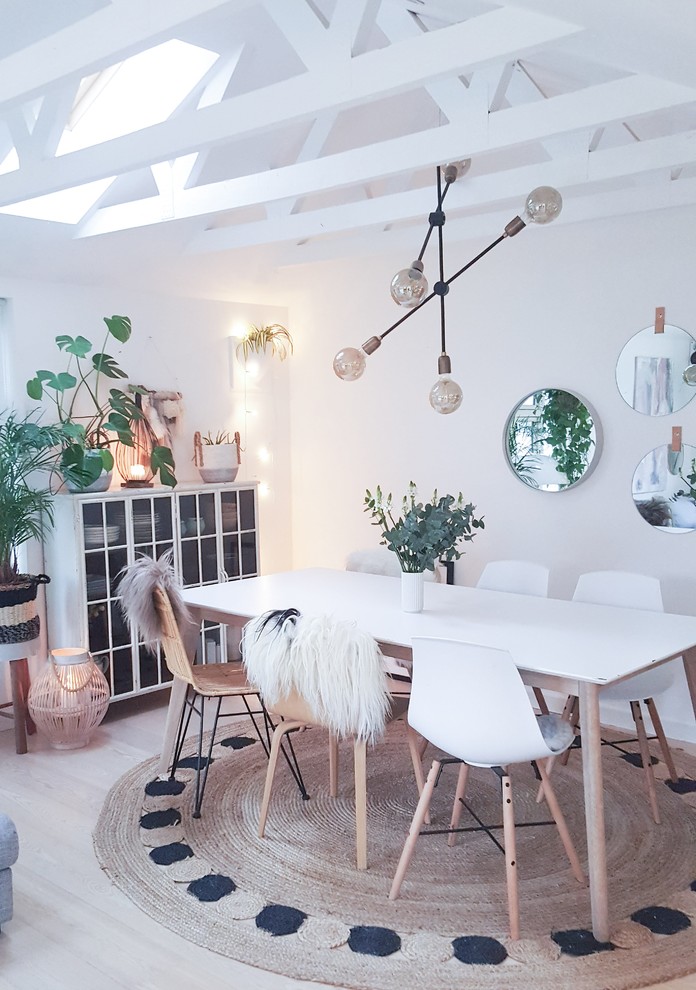 Идея дизайна: кухня-столовая среднего размера в скандинавском стиле с белыми стенами, светлым паркетным полом и бежевым полом