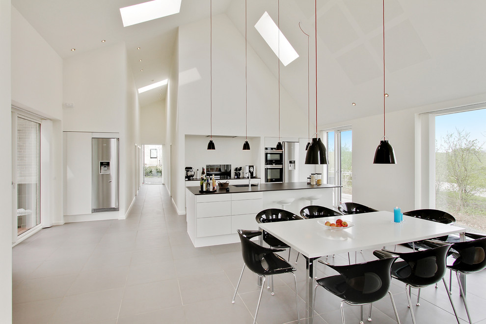 Idée de décoration pour une grande salle à manger ouverte sur la cuisine nordique avec un mur blanc, un sol en carrelage de céramique et aucune cheminée.