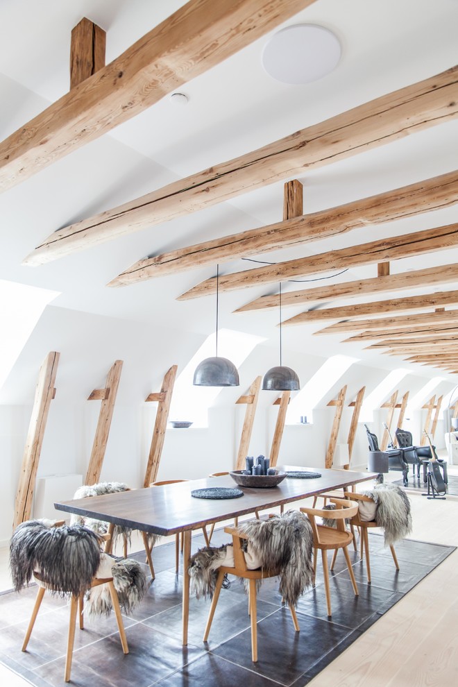 Cette image montre une grande salle à manger nordique fermée avec un mur blanc, un sol en carrelage de céramique et aucune cheminée.