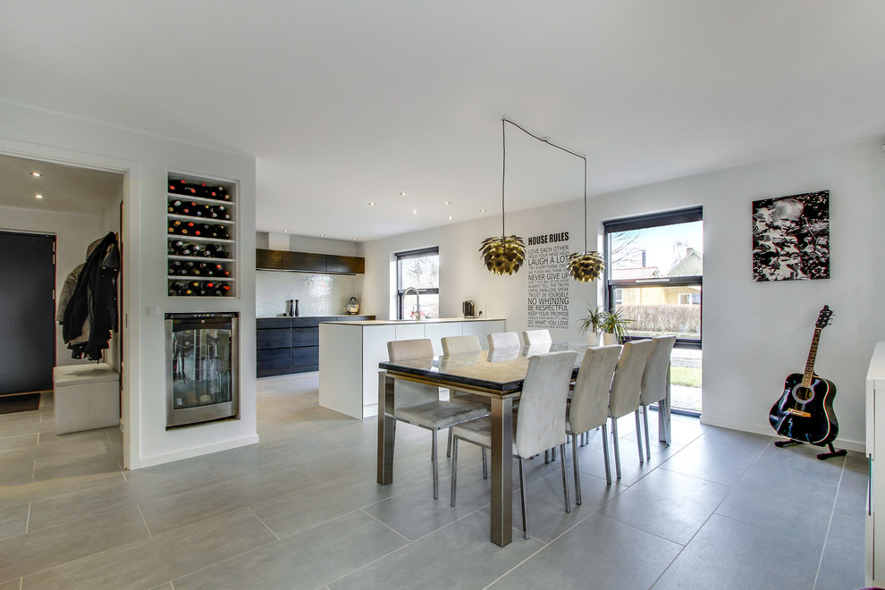 Mittelgroße Moderne Wohnküche ohne Kamin mit weißer Wandfarbe und Keramikboden in Aalborg