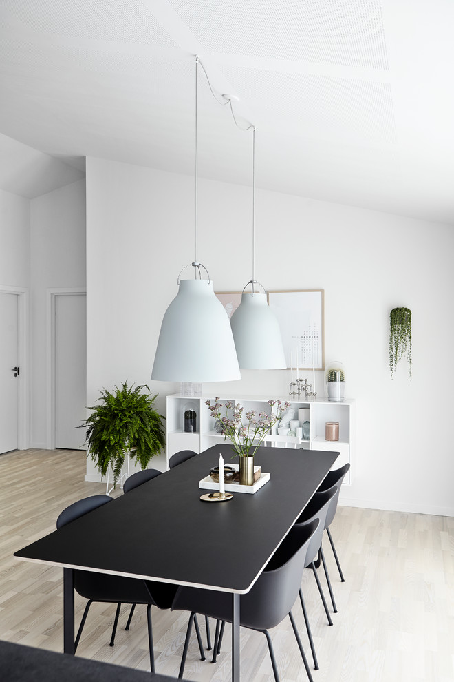 Idéer för mellanstora minimalistiska separata matplatser, med vita väggar och ljust trägolv