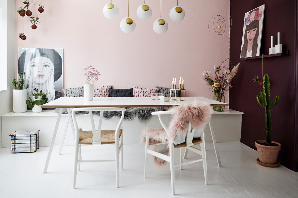 Источник вдохновения для домашнего уюта: столовая в скандинавском стиле с разноцветными стенами и деревянным полом