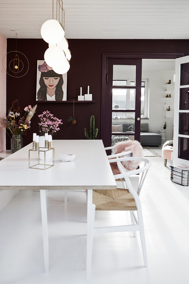 Идея дизайна: столовая среднего размера в скандинавском стиле с разноцветными стенами и белым полом