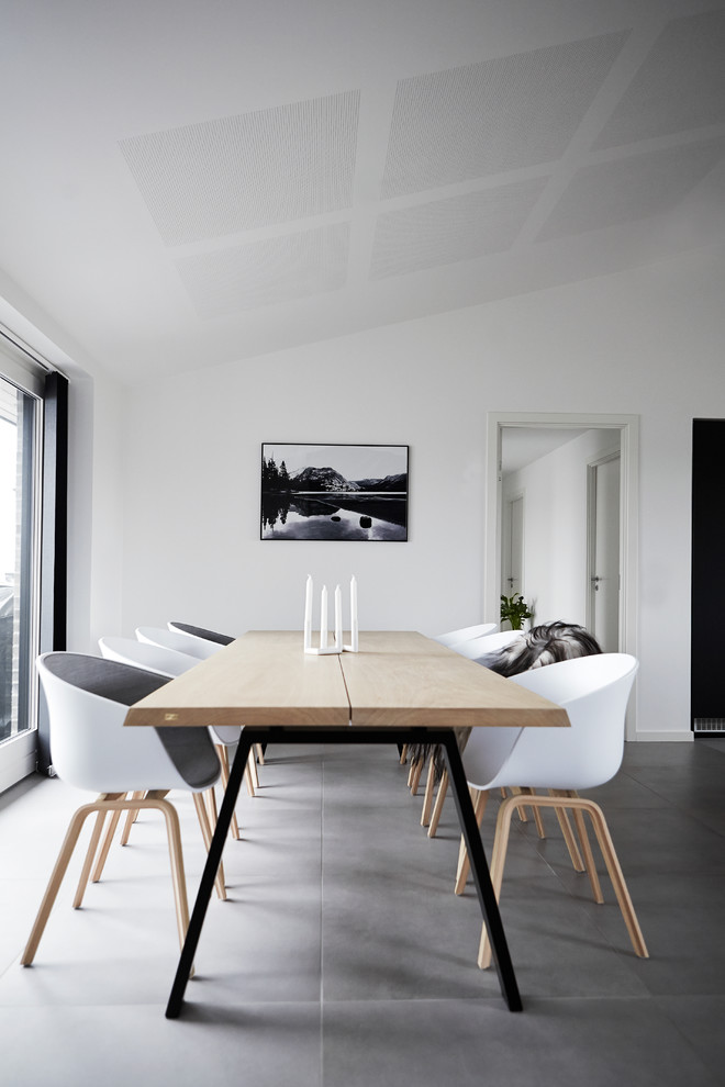 Свежая идея для дизайна: кухня-столовая среднего размера в скандинавском стиле с белыми стенами и полом из керамической плитки без камина - отличное фото интерьера