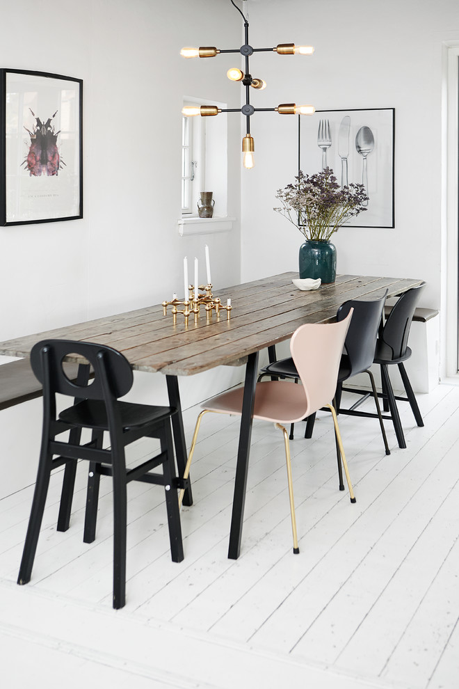 Immagine di una sala da pranzo scandinava di medie dimensioni con pareti bianche e pavimento in legno verniciato