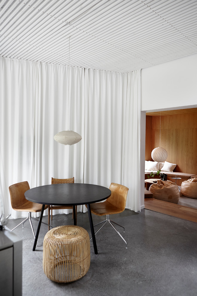 Источник вдохновения для домашнего уюта: большая гостиная-столовая в скандинавском стиле с белыми стенами и бетонным полом