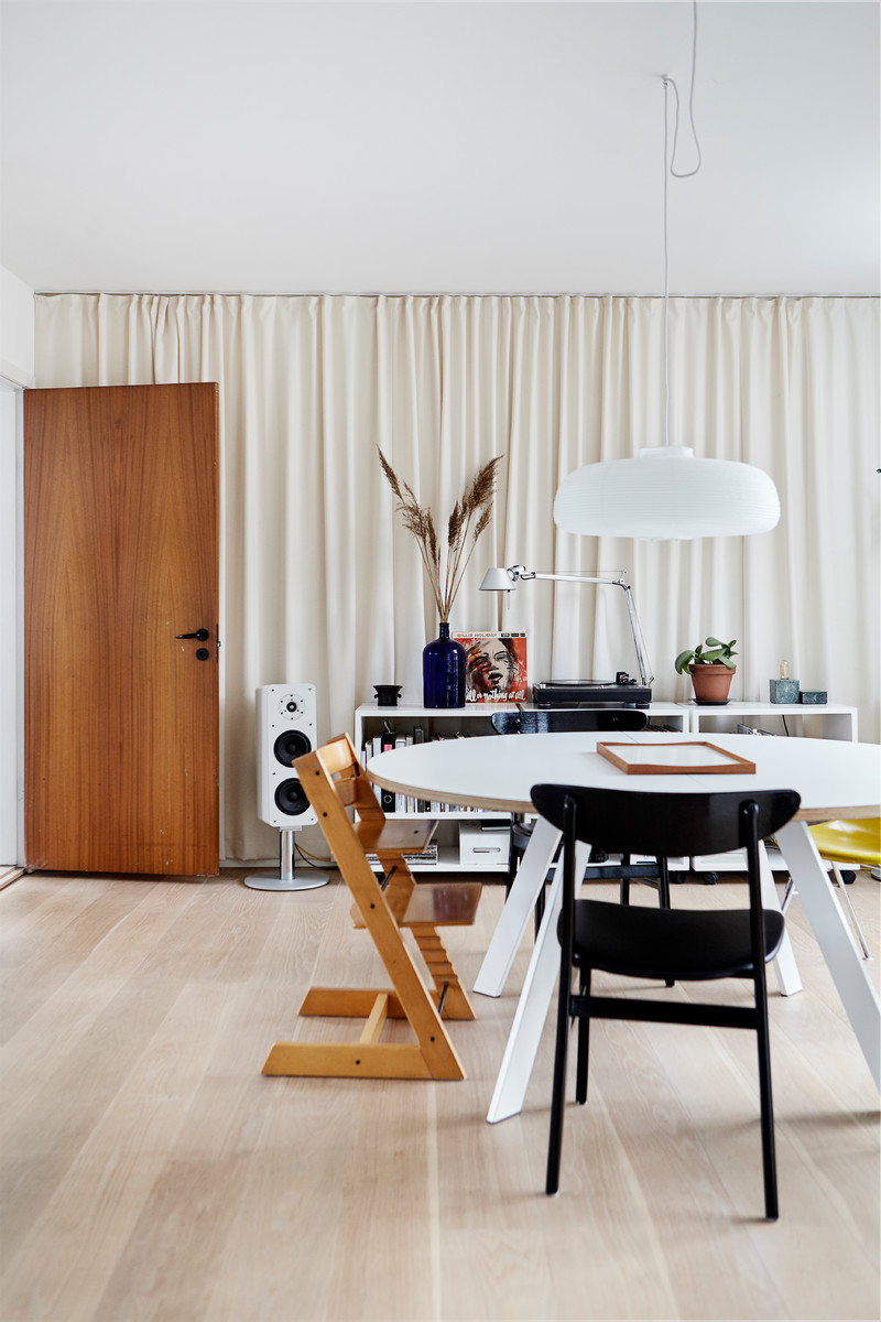 Esempio di una grande sala da pranzo minimalista con pareti bianche, parquet chiaro e pavimento beige