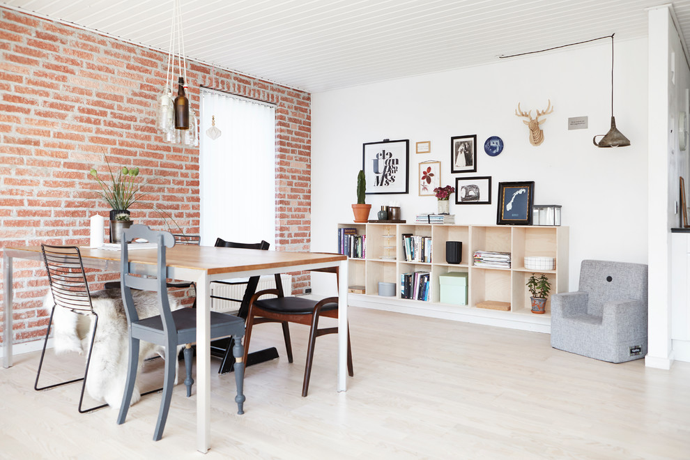 Aménagement d'une salle à manger scandinave de taille moyenne avec un mur blanc.