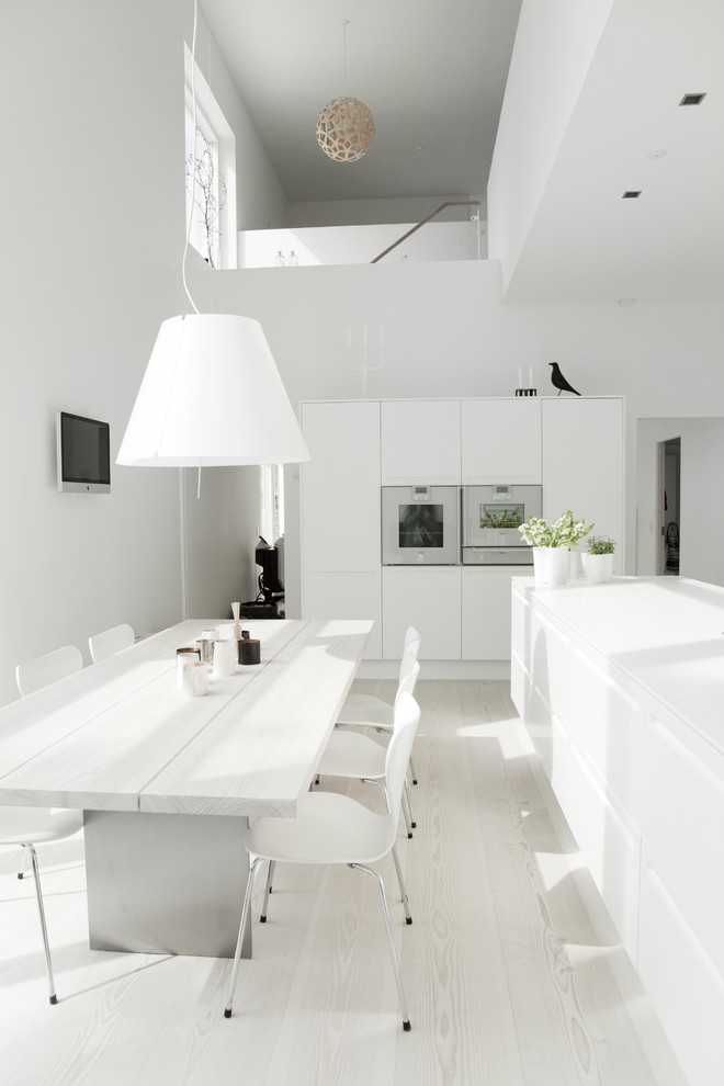 Идея дизайна: кухня-столовая среднего размера в скандинавском стиле с белыми стенами и белым полом