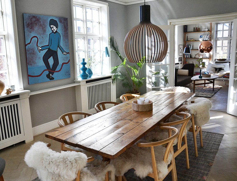 Réalisation d'une salle à manger nordique de taille moyenne avec un mur gris, un sol en bois brun et un sol beige.
