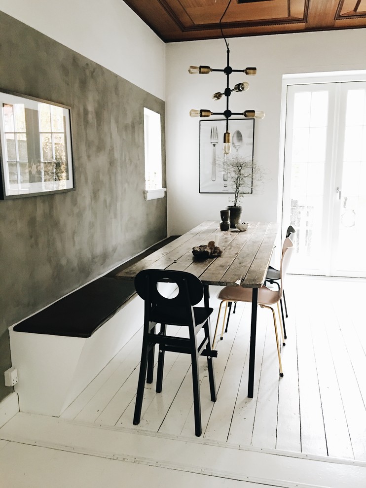 Mittelgroßes Industrial Esszimmer mit gebeiztem Holzboden, weißem Boden und grauer Wandfarbe in Kopenhagen