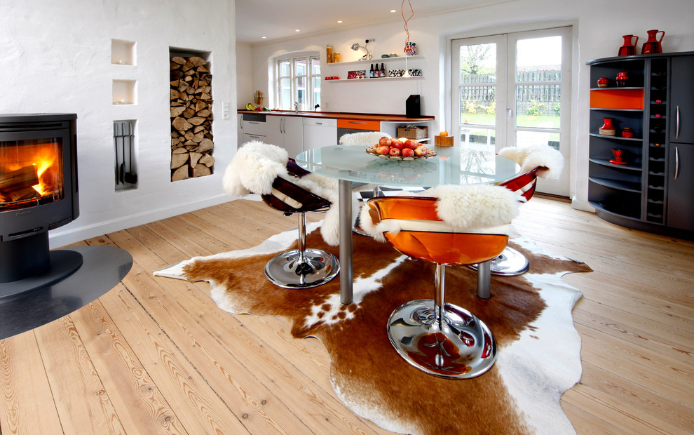 Mittelgroße Eklektische Wohnküche ohne Kamin mit weißer Wandfarbe und hellem Holzboden in Aarhus