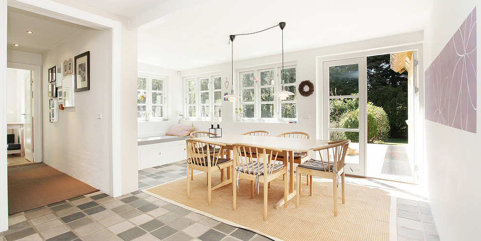 Foto på en minimalistisk matplats, med vita väggar och flerfärgat golv
