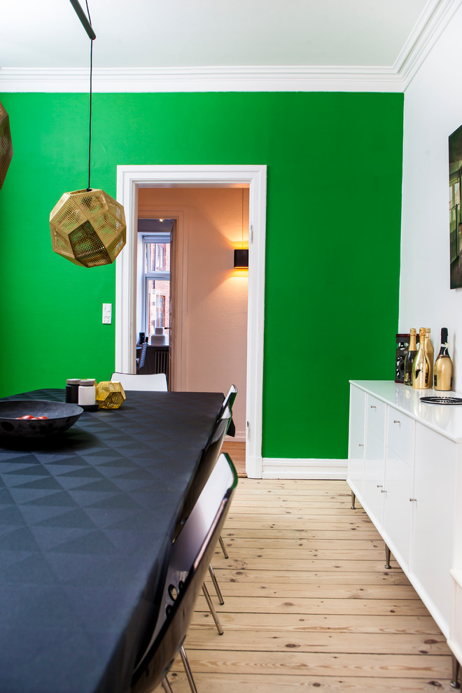 Eklektisches Esszimmer mit grüner Wandfarbe und hellem Holzboden in Aalborg