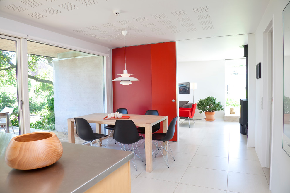 Источник вдохновения для домашнего уюта: гостиная-столовая среднего размера в современном стиле с красными стенами и белым полом