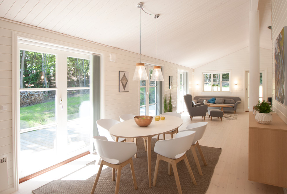 This is an example of a scandinavian dining room in Esbjerg.