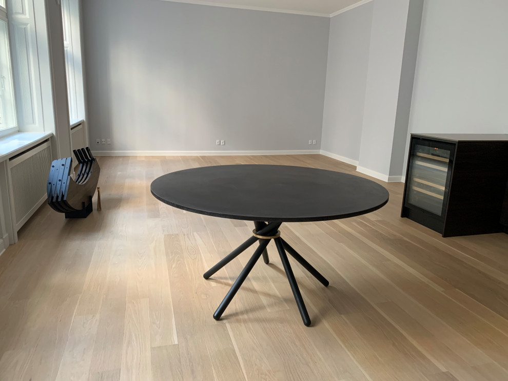 Immagine di una sala da pranzo aperta verso il soggiorno scandinava di medie dimensioni