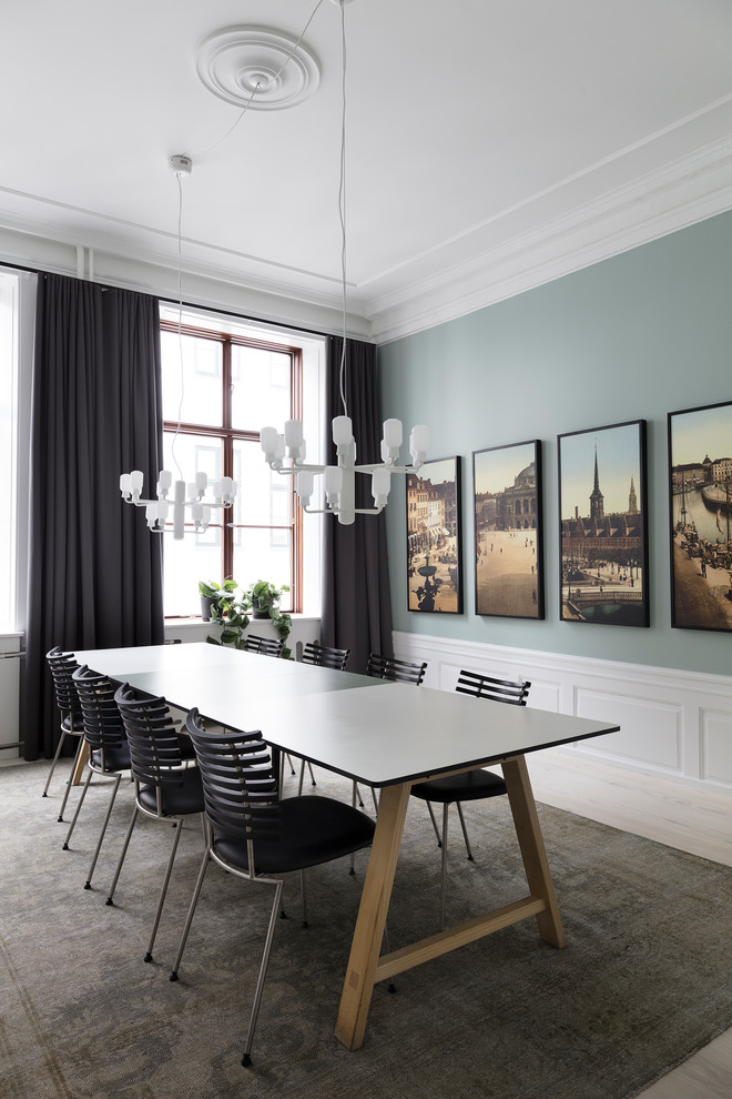 Inspiration pour une salle à manger nordique avec un mur bleu, parquet clair et un sol beige.