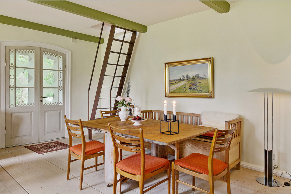 Cette image montre une salle à manger nordique fermée et de taille moyenne avec un mur blanc, parquet clair et aucune cheminée.