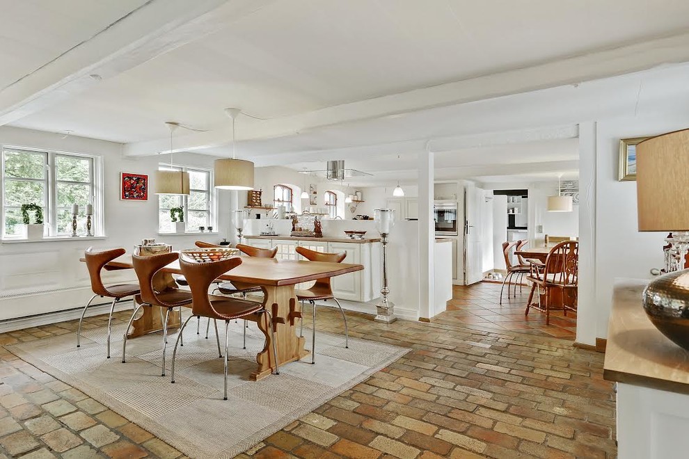 Свежая идея для дизайна: кухня-столовая среднего размера в скандинавском стиле с белыми стенами и полом из терракотовой плитки без камина - отличное фото интерьера