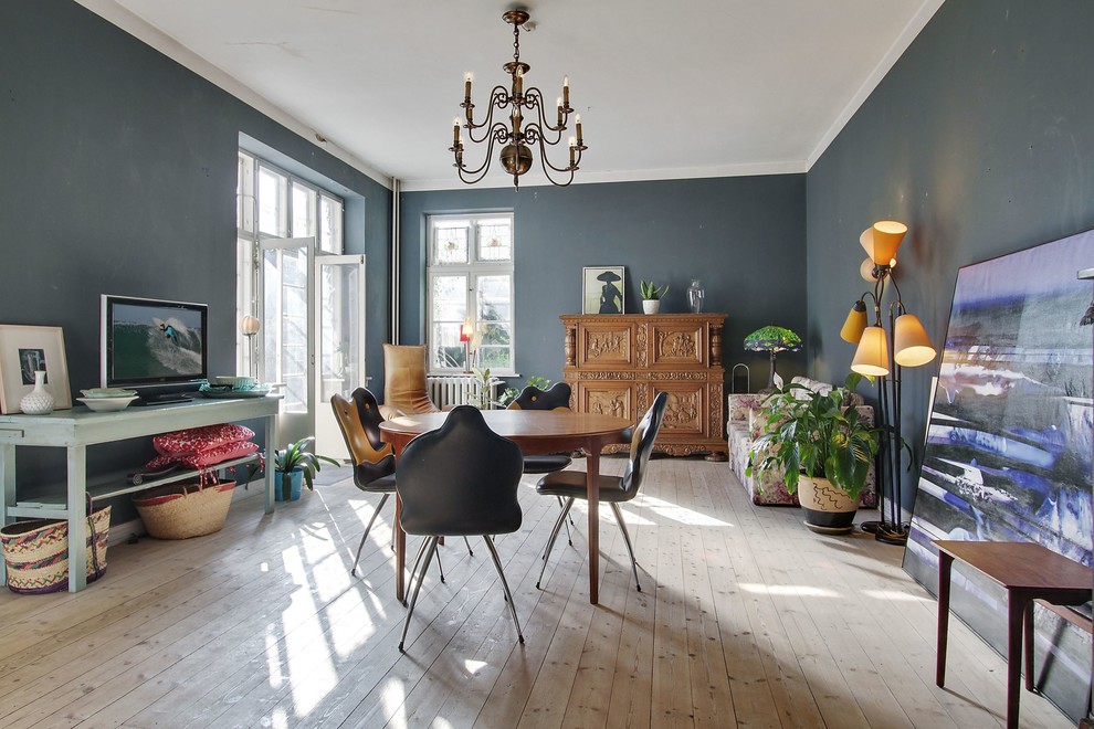 Exemple d'une grande salle à manger éclectique fermée avec un mur gris, parquet clair et aucune cheminée.