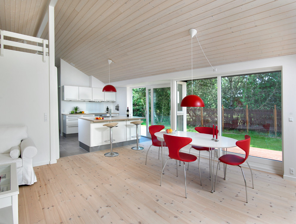 Mittelgroße Moderne Wohnküche ohne Kamin mit weißer Wandfarbe und hellem Holzboden in Odense