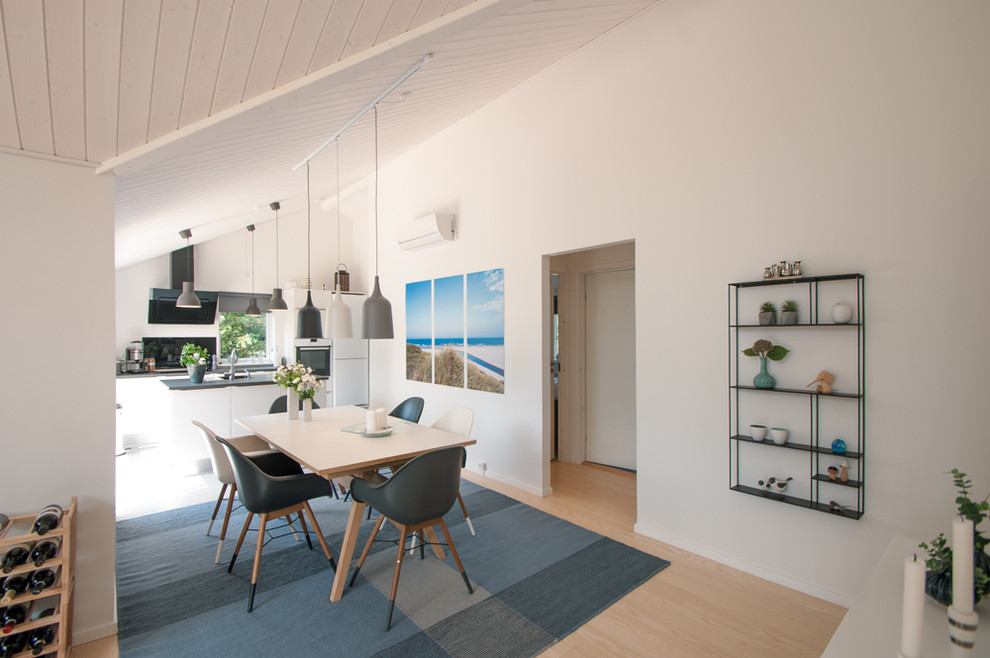 Mittelgroße Maritime Wohnküche ohne Kamin mit weißer Wandfarbe, hellem Holzboden und beigem Boden in Esbjerg